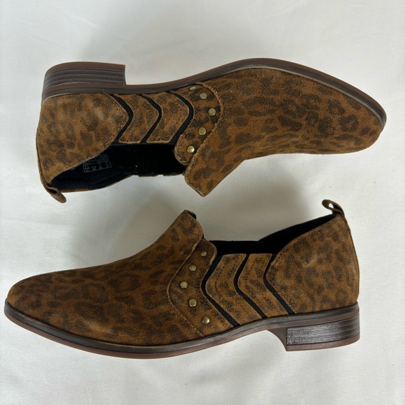 Clarks Trish Bell Loafers Leopard Print Suede Stud Accent Slip-On Shoes Size 7 - Picture 5 of 15